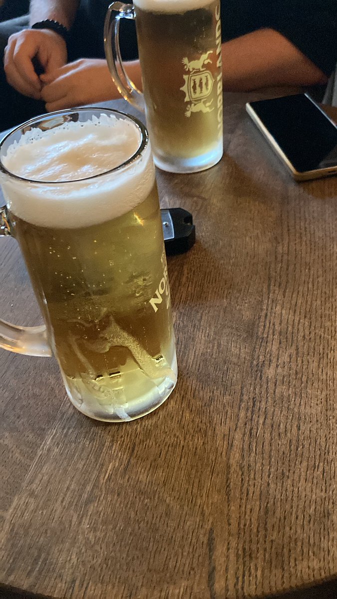 Fillekung's tweet photo. Här sitter man på moccadeli och ska agera sin egen bartender… skärpning https://t.co/PEAJbexpVc