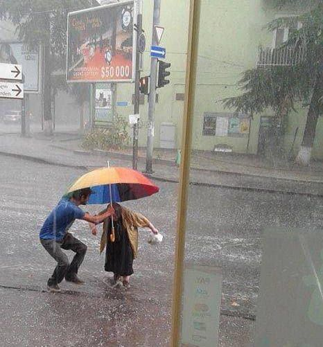 GustavoAdolf_'s tweet photo. La importancia de ser buena persona. 
Llegar a un lugar y saludar, decir buenos días, buenas tardes, buenas noches, por favor y muchas gracias, porque en esos gestos pequeños empieza todo. 
Tratar con la misma dignidad a quien ocupa un alto cargo y a quien camina en silencio haciendo su trabajo, recordando que el respeto no nace del título sino del corazón. La verdadera grandeza no hace ruido, se revela en lo simple, en cómo miras, en cómo agradeces, en cómo tratas a quien no puede darte nada a cambio. No medir el valor por el estatus, practicar la humildad sin anunciarla y entender que la educación también es una forma de amor. 
Cuando ya no estés no te recordarán por cuánto lograste, sino por cómo hiciste sentir a los demás en tu camino, porque ahí se mide la verdadera altura del alma. Al final, lo único verdaderamente valioso será haber sido buena gente, vivir con transparencia, confiar en que la vida devuelve lo que nace del corazón y recordar que todos somos iguales.