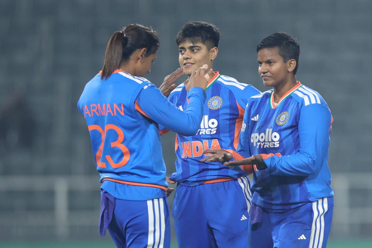 BCCIWomen's tweet image. Castled again! 👌

Deepti Sharma on target this time and #TeamIndia have wicket No. 2⃣ 🎯

Updates ▶️ bit.ly/SAWvINDW-4thT2…

#SAvIND | @Deepti_Sharma06