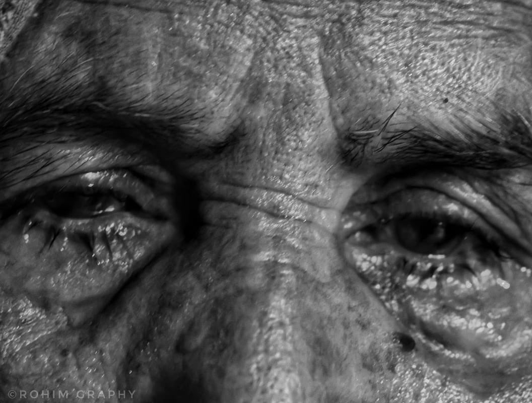 RohimUllahRP's tweet image. Grief, fear, and fragile hope persist in the eyes of Rohingya refugees awaiting news from the Andaman sea.

#Rohingya #Refugees #BoatCapsized #andamansea #RohingyaStories #humantrafficking #RefugeeLife #documentaryphotography 

Photos: @RohimUllahRP