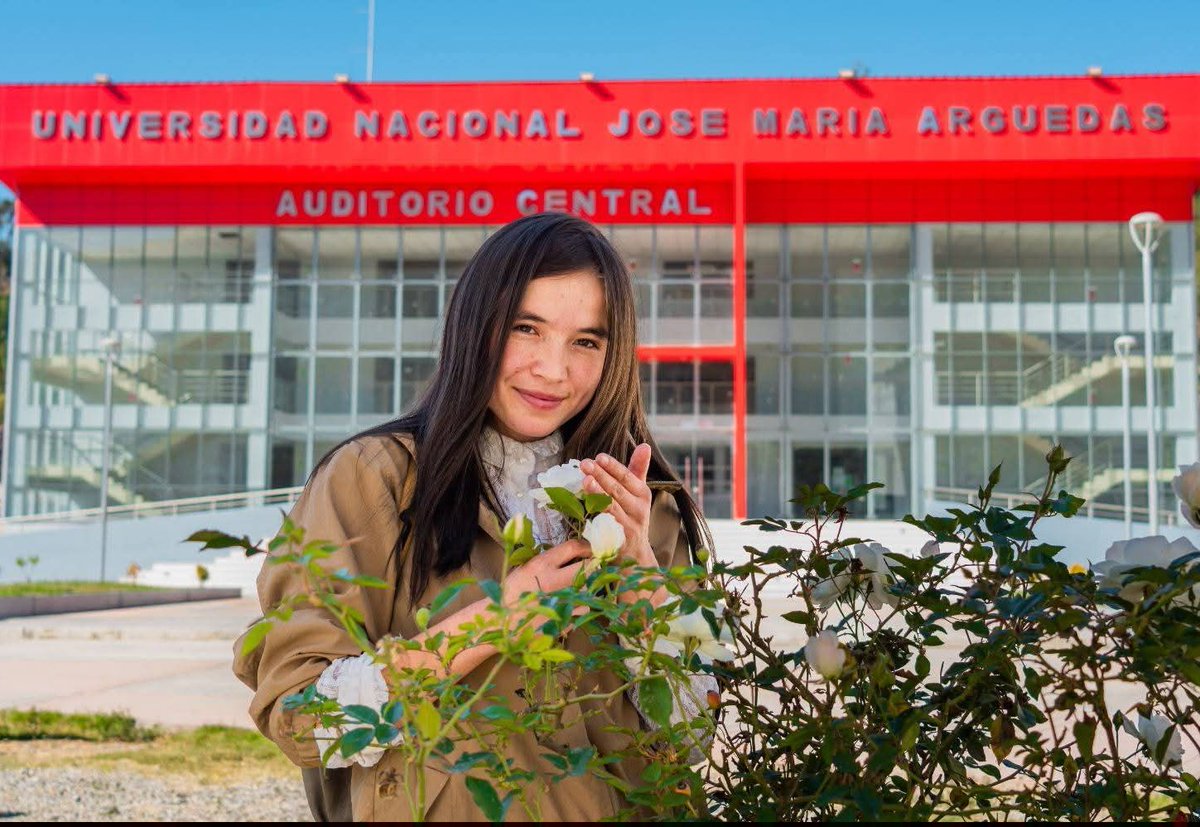 Ella es Yulisa Prado, estudiante destacada apurimeña. Tiene 22 años y es el miembro más joven del CEN de Ahora Nación. Recién inicia en política y los mercenarios de WILLAX, la humillaron públicamente afirmando que había tenido un trío con Alfonso López-Chau. No tienen nombre.