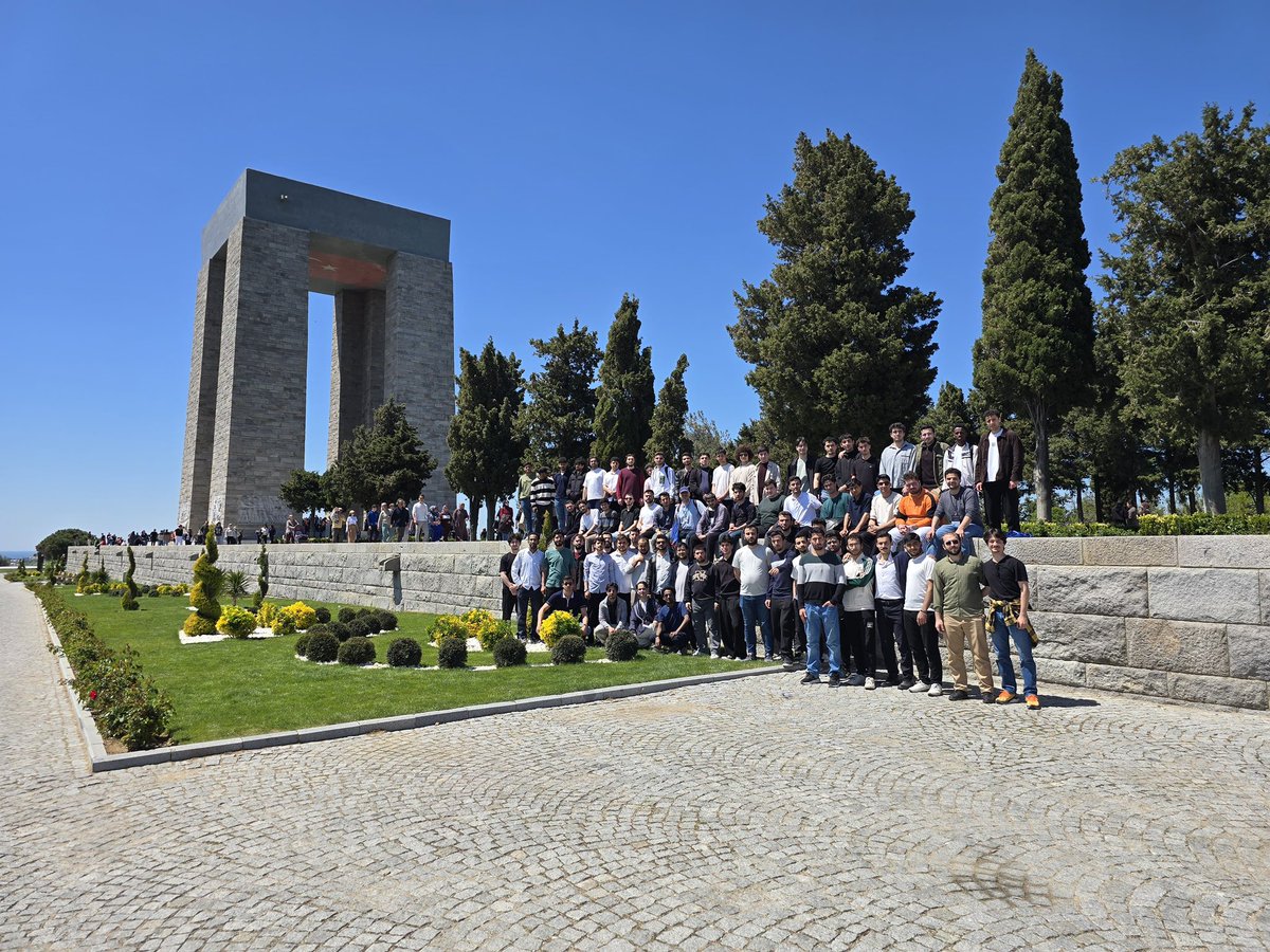 4fakulte's tweet photo. “Ey, bu topraklar için toprağa düşmüş asker!Gökten ecdad inerek öpse o pak alnı değer…”

Kampımızın 3. gününde Çanakkale Şehitliği’ni ziyaret ettik.Her adımda bir fedakârlığın, her taşta bir kahramanlığın izini hissettik.

“Ne büyüksün ki kanın kurtarıyor Tevhid’i…Bedr’in arslanları ancak, bu kadar şanlı idi…”