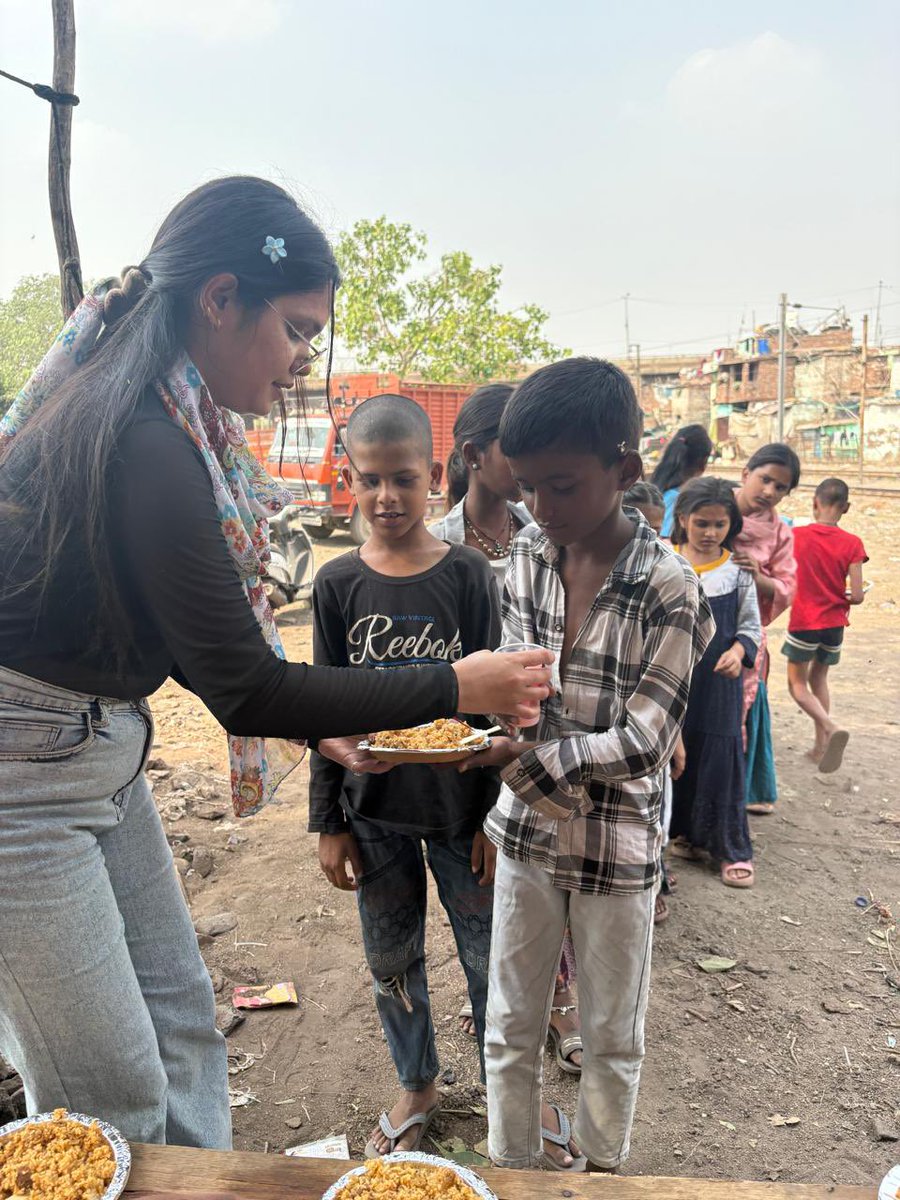 cflct_ngo's tweet image. In Delhi’s extreme heat, Care For Life Charitable Trust served Vegetable Pulao &amp;amp; chilled Roohafza Milk to 400+ underprivileged children. ❤️
Fighting hunger with compassion. 🙏 #MissionRoti #ServeHumanity #NGOIndia