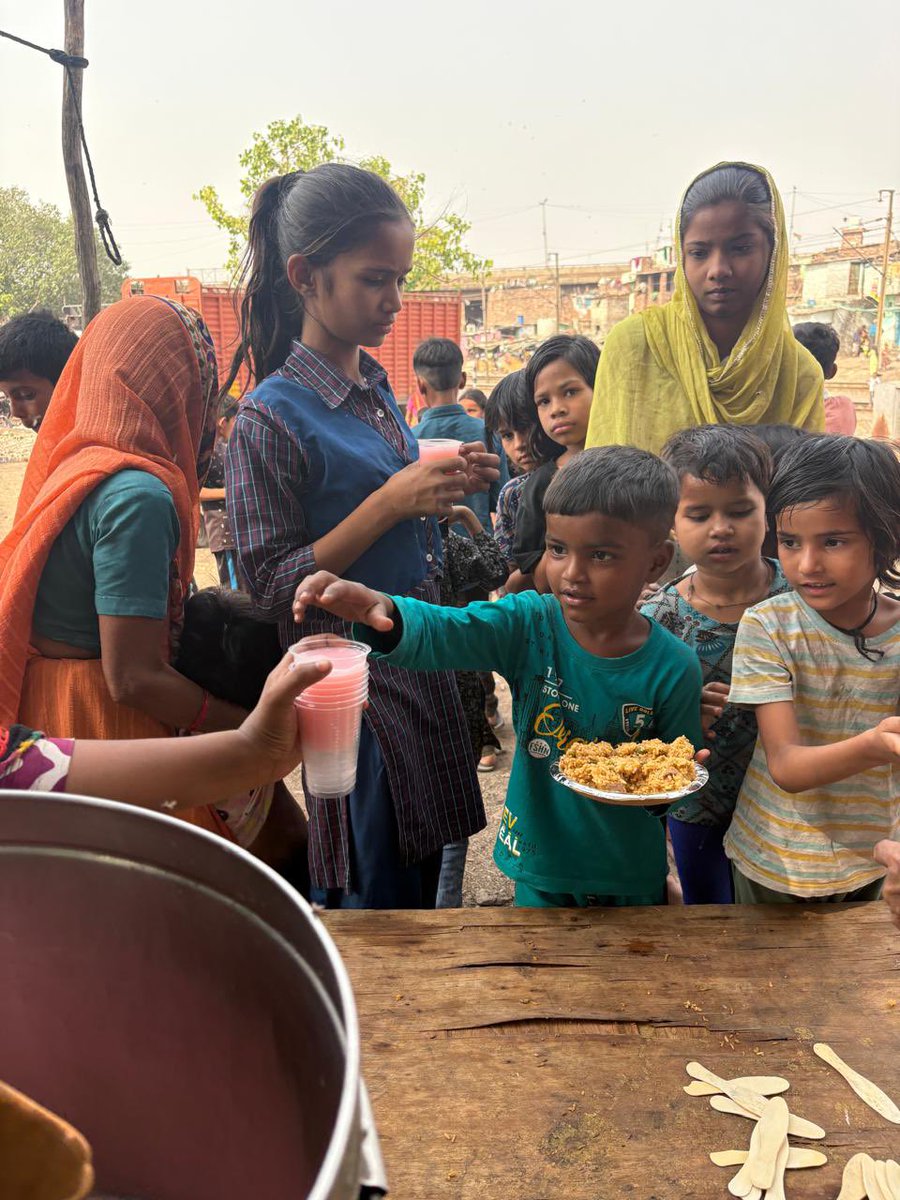 cflct_ngo's tweet image. In Delhi’s extreme heat, Care For Life Charitable Trust served Vegetable Pulao &amp;amp; chilled Roohafza Milk to 400+ underprivileged children. ❤️
Fighting hunger with compassion. 🙏 #MissionRoti #ServeHumanity #NGOIndia