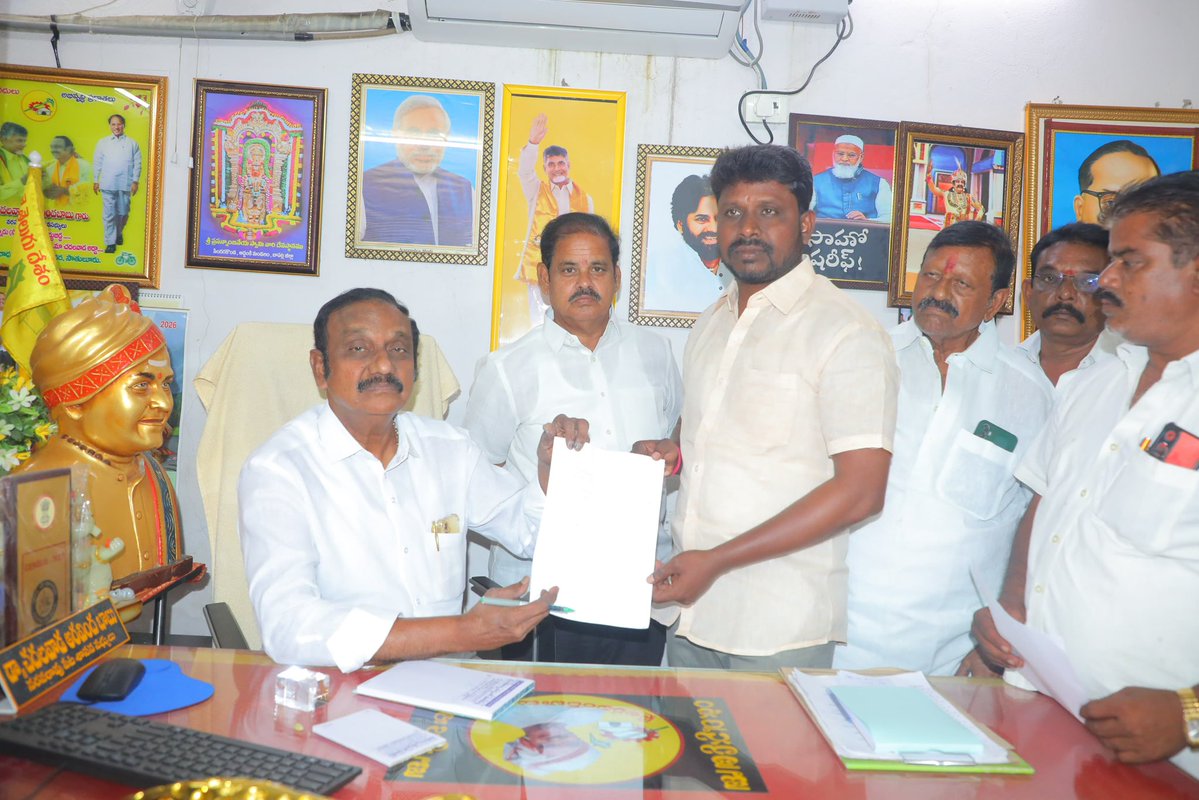 Dr_Chadalavada's tweet image. నరసరావుపేట శాసనసభ్యులు డా. చదలవాడ అరవింద బాబు గారు ఈరోజు తన కార్యాలయంలో ప్రజలను కలిసి వారి సమస్యలను వినిపించి పరిష్కారానికి చర్యలు తీసుకున్నారు.
ప్రజలకు అందుబాటులో ఉంటూ, వారి సమస్యల పరిష్కారం కోసం నిరంతరం కృషి చేయడం మా బాధ్యతగా భావిస్తున్నాము.
#PublicService #Narasaraopet