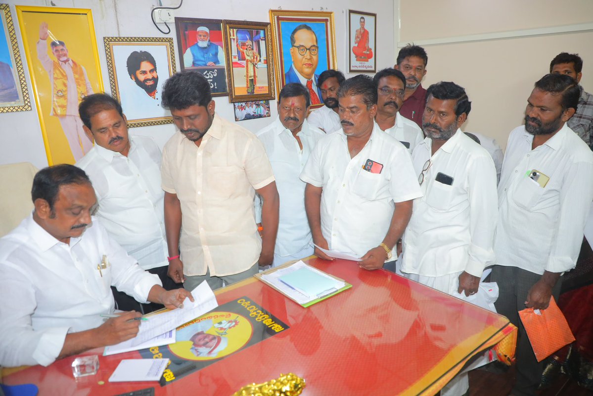 Dr_Chadalavada's tweet image. నరసరావుపేట శాసనసభ్యులు డా. చదలవాడ అరవింద బాబు గారు ఈరోజు తన కార్యాలయంలో ప్రజలను కలిసి వారి సమస్యలను వినిపించి పరిష్కారానికి చర్యలు తీసుకున్నారు.
ప్రజలకు అందుబాటులో ఉంటూ, వారి సమస్యల పరిష్కారం కోసం నిరంతరం కృషి చేయడం మా బాధ్యతగా భావిస్తున్నాము.
#PublicService #Narasaraopet