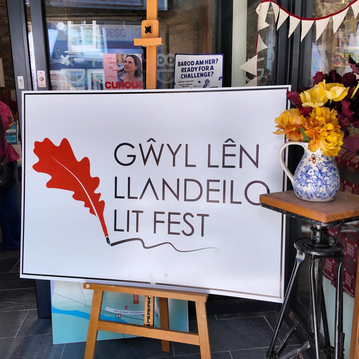 reviewwales's tweet photo. Thank you/ diolch Llandeilo Literature Festival!
A wonderful day talking folklore (in Welsh for the first time), catching up with old and new friends, and getting suitably Gothic in graveyards in the Carmarthenshire market town.
Until next time, Llandeilo... nos da! 👻 https://t.co/PiU2RPBvPA