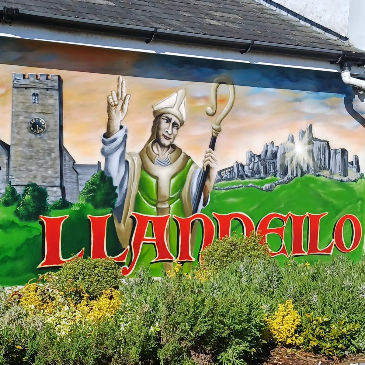 reviewwales's tweet photo. Thank you/ diolch Llandeilo Literature Festival!
A wonderful day talking folklore (in Welsh for the first time), catching up with old and new friends, and getting suitably Gothic in graveyards in the Carmarthenshire market town.
Until next time, Llandeilo... nos da! 👻 https://t.co/PiU2RPBvPA