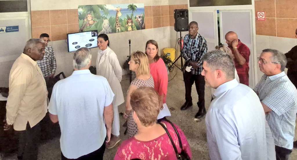 🏥👶🧒 |  Esteban Lazo, presidente de <a href="/AsambleaCuba/">Asamblea Nacional Cuba</a>, recorre el Hospital Pediátrico Juan Manuel Márquez e intercambia con su colectivo.

🗣️Un encuentro cercano con quienes entregan todo por la salud de los niños, acompañado por <a href="/EdMartDiaz/">Eduardo Martínez Díaz</a> y <a href="/TaniaMCruzHdez/">Dra.Tania Margarita Cruz Hernández</a>. 

#CubaPorLaVida