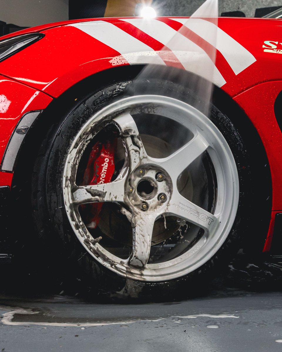 Meguiars's tweet image. If you have sensitive aftermarket wheels, Hot Rims Aluminum Wheel Cleaner is a great choice for excellent cleaning while still being safe! 

#meguiars #wheelcleaner #aftermarket #wheels #wheelcleaning #cleanwheels #RefletYourPassion