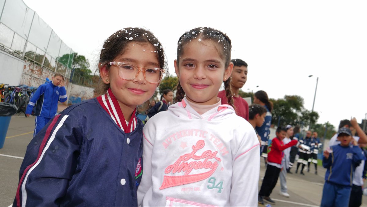 Educacionbogota's tweet photo. Hoy celebramos el #DíaDeLaNiñez con una jornada llena de juego, exploración y aprendizajes en movimiento. Más de 200 estudiantes de #AlColegioenBici participaron en actividades que fortalecen su orientación, convivencia ciudadana y habilidades socioemocionales. 🚲

Cada foto refleja lo que nos mueve: seguir trabajando por su bienestar y desarrollo integral, garantizando espacios donde puedan disfrutar, descubrir y crecer en entornos protectores. ✨

Así celebramos, así avanzamos, así cuidamos a nuestras niñas y niños. 🧡#AquíSíPasa