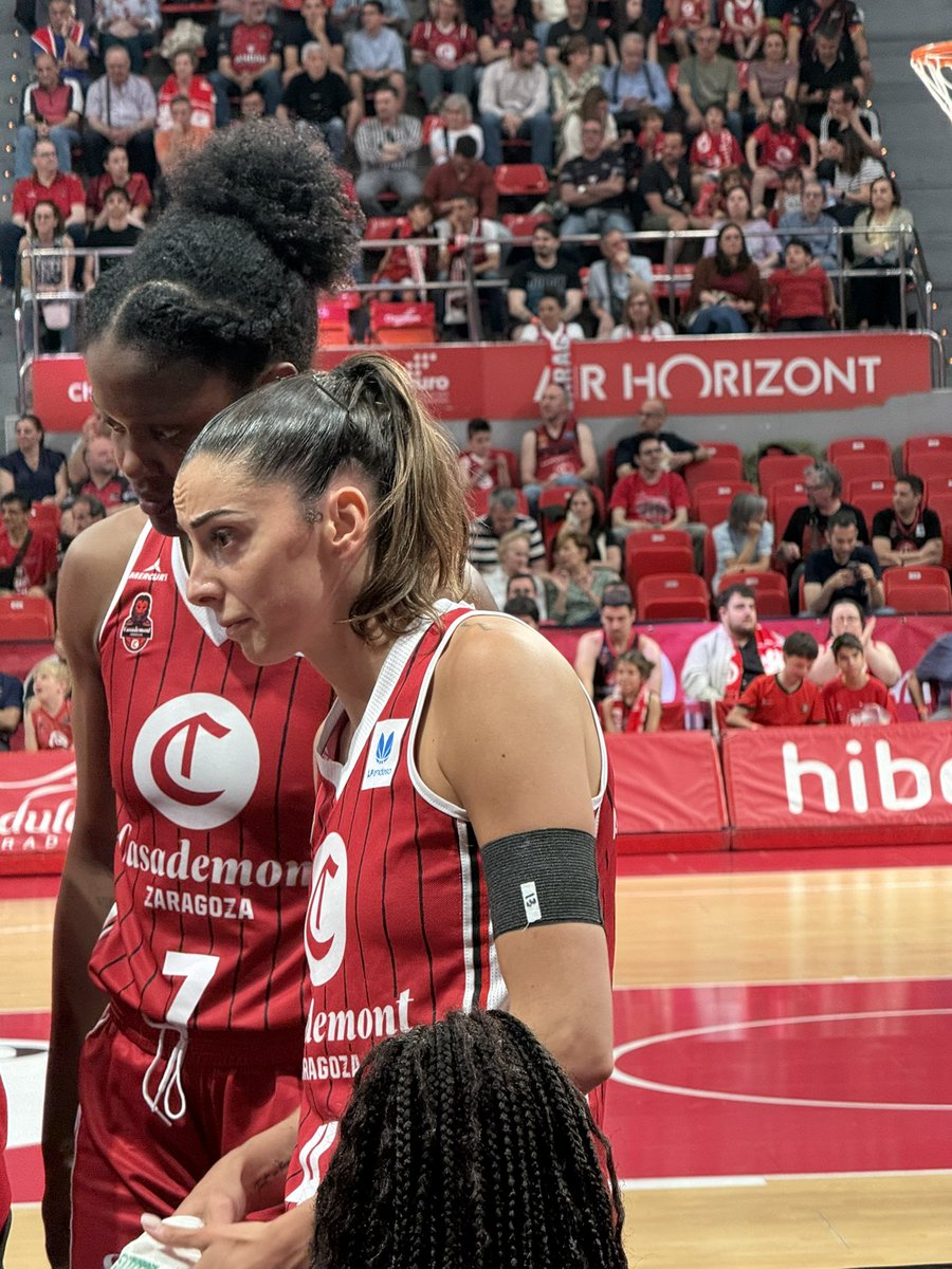palomanavaz's tweet photo. Lo de @marionaortiz4 llevando el brazalete con el número de @Helena_Pueyo6 , es lo mejor que verás hoy del partido de @casademontBZ . Equipo!!!! 😍🦁🏀❤️💪🏽💜 https://t.co/VPEg7slqfj