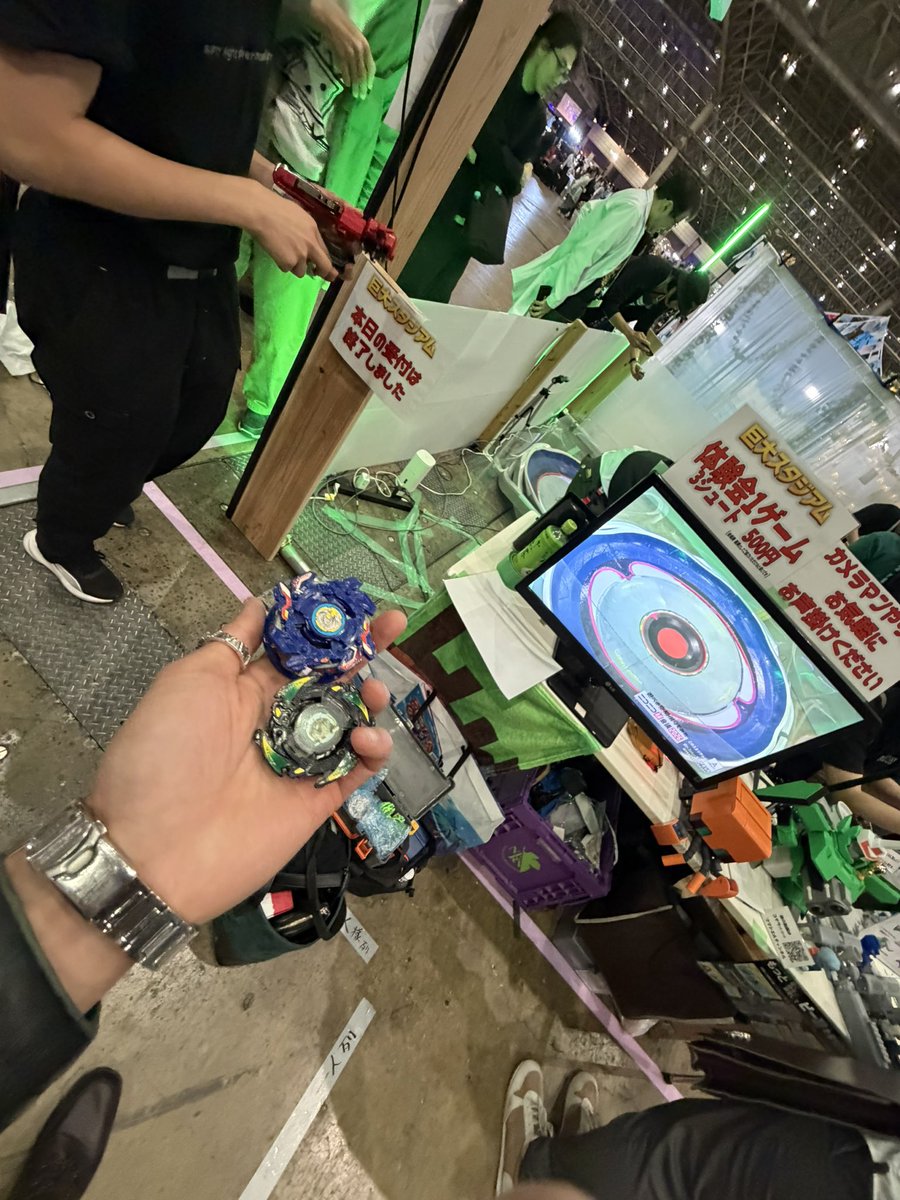 ribbon_mode's tweet photo. #超ホビー研究所
#ニコニコ超会議2026
今回もアイアムマンさんと、なんと勝負を...✨ @BAKYUUUN2525
そしてまた最後尾最後の選手を担当して、去年展示物だったドラグーンで挑み、
ドランザーと
圧倒的強さとパフォーマンスに感服です🫠マジです..相打ちの試合が奇跡でした‼️
#ベイブレード
#BAYBLADE https://t.co/KGCtZtx8uZ