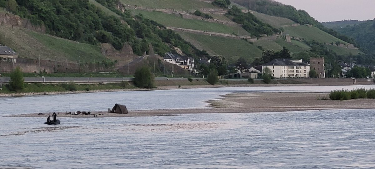 johan_klos's tweet image. Goedenavond nu hopen voor die #vissers dat het #water niet op opkomt anders is de #tent weg #klemensgrund zullen denk ik ook de #waterstand in de gaten houden