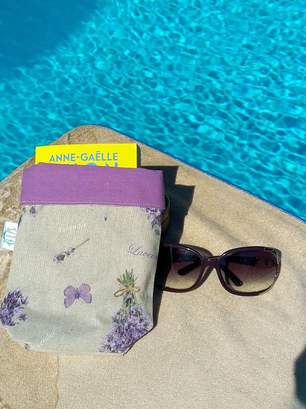 ColibriMari's tweet photo. Découvrez la pochette à livre Lavande, l’accessoire parfait pour protéger vos lectures en voyage ! 📚✨ Emportez vos livres partout avec style. Faites-vous plaisir ici : https://t.co/2dZLfZ6FYj #FaitMain #CadeauUtile #ConsommerMieux https://t.co/ul2CRippIV