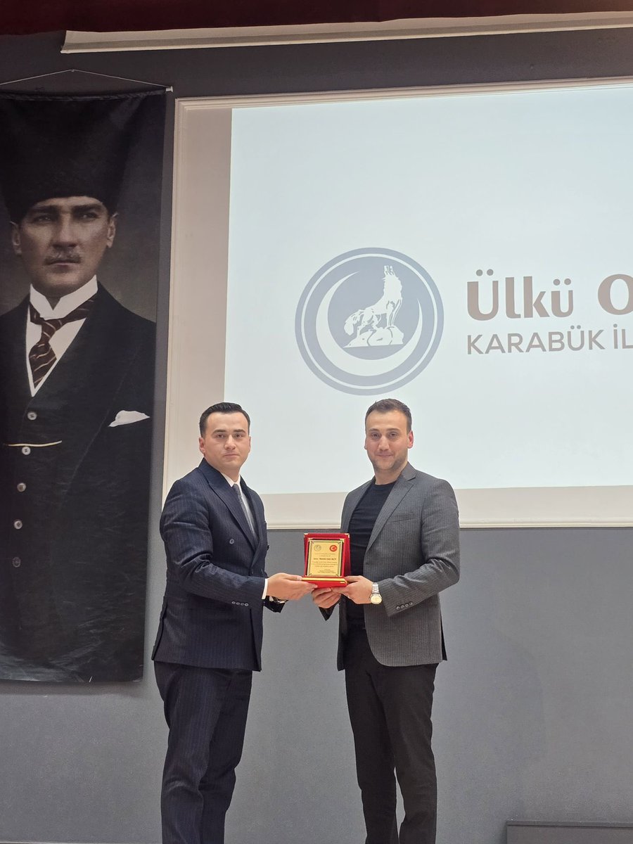 KarabukOcak's tweet photo. Ülkü Ocakları Karabük İl Başkanlığı olarak düzenlediğimiz çalıştayda; toplumsal bir sorun haline gelen akran zorbalığına ve gençlerimizin geleceğine ışık tuttuk.
Değerli sunumlarıyla bizleri bilgilendiren:
 Dr. Öğr. Üyesi Muhammet Esat BOLAT
 Arş. Gör. Mustafa Emin AKÇİN
hocalarımıza ve bizleri yalnız bırakmayan tüm misafirlerimize şükranlarımızı sunarız.
Gençlik, milletin umududur!
Var Olsun Ülkü Ocakları 🇹🇷