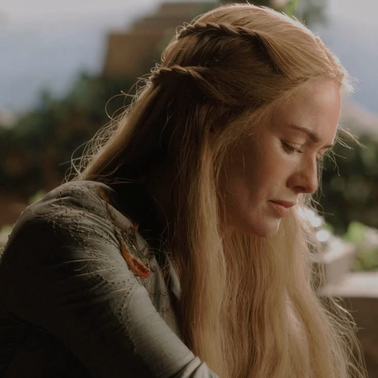 cerseincel's tweet photo. Cersei’s side profile in case you needed it today https://t.co/osqiLIhoVM