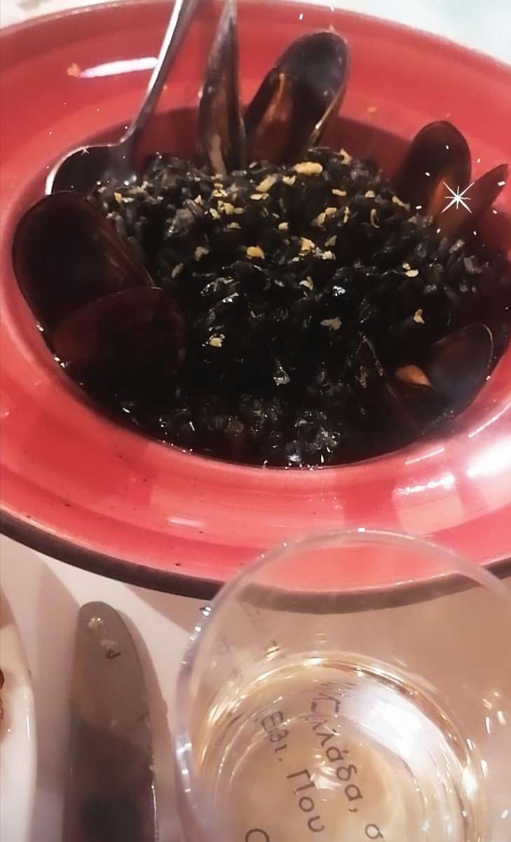 LMarialond's tweet image. Ριζότο με μελάνι σουπιας και ψητό λαβράκι Και δεν μπορω να σκεφτώ τπτ καλύτερο😍😋 #saturdayvibes✨