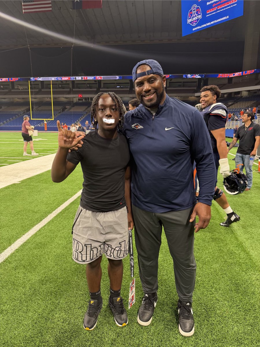 Tr1stanWilliams's tweet image. Thank you for the visit, I really appreciate the opportunity. Looking forward to attending camp this summer! @CoachTRob_ #utsa #birdsup #UTSAFOOTBALL #Blessed