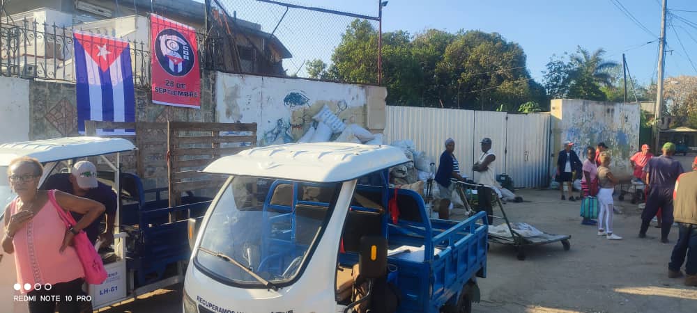 GHNordelo5's tweet image. Apenas amanecía en El Romerillo, de Playa, y ya comenzaban a llegar las personas con materias primas, para recuperar valores con #GER y los #CDRCuba #Cuba #CubaNoSeRinde #RecicloMiBarrio