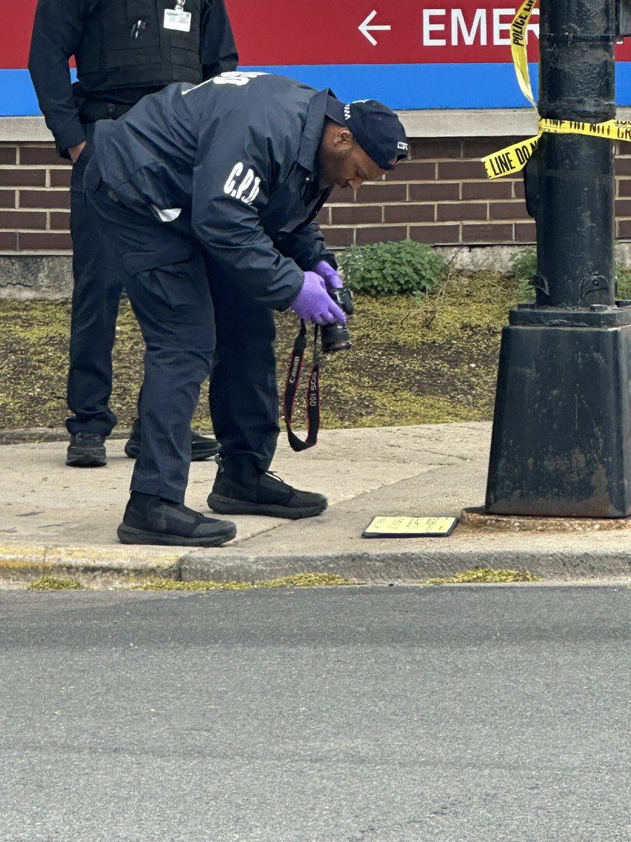 CCC_CrimeChaser's tweet image. California &amp;amp; Foster #OFFICERS #SHOT #UPDATE
2 CPD OFFICERS SHOT &amp;amp; KILLED💥💥

2 Chicago Police officers were shot while guarding a prisoner inside Swedish Hospital. 

Federal Agents, CPD #SWAT, along with assistance from Illinois State Police responded to Swedish Hospital for a