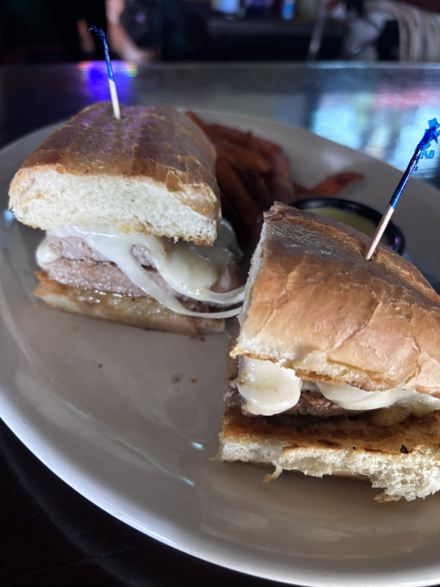 jonathan_shen7's tweet image. #new Steak Sandwich w/ Provolone w/ Sweet Potato Fries on the side. 

YUM!!! 😁😋 #food #marlinbar #hungry