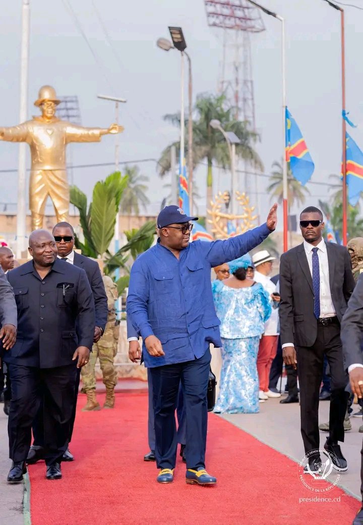 KonsoJean's tweet photo. 🇨🇩RDC | Pdt Félix Tshisekedi rend hommage à Papa Wemba, 10 ans après sa disparition

Honneur au “Roi de la Rumba ” au village Molokaï (Kalamu), siège de Viva La Musica.

Artiste majeur, Papa Wemba a marqué la musique africaine et fait rayonner la rumba congolaise dans le monde. https://t.co/P3e2ZQP4Hz