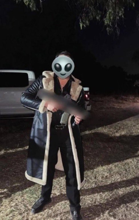 sergiofimbres's tweet image. Escándalo en #Hidalgo: El hijo de la regidora Diana Enriqueta Ávila Pérez, en #VilladeTezontepec, presume abiertamente en Instagram armas de alto calibre de uso exclusivo de @Defensamx1 y las dispara sin problema en medio de fiestas.

Vía @JJDiazMachuca