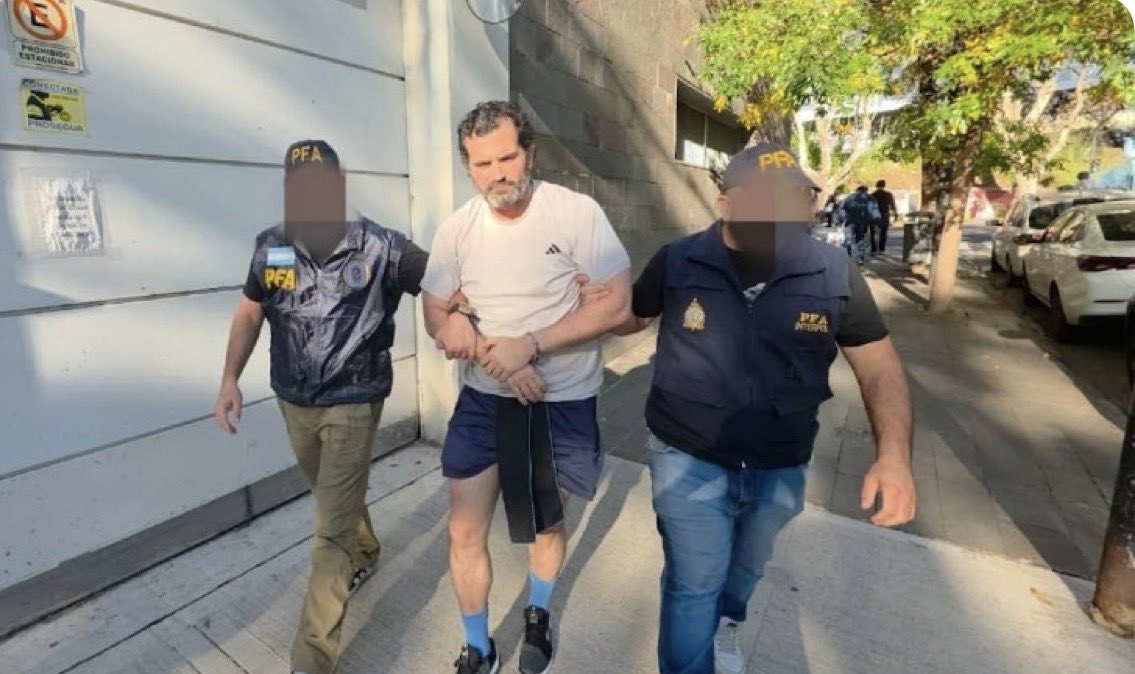 Con la novedad que el Vicealmirante no pondrá los pies en México… extraditado directo a USA.

Imaginen toda la sopa que soltará, será una locura… preparen sus palomitas