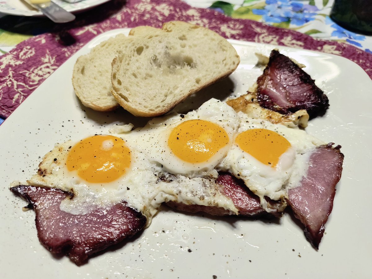 UniqueHiFi's tweet image. Got eggs.
I prefer mine sunny side up. 
#HomeCooking #food