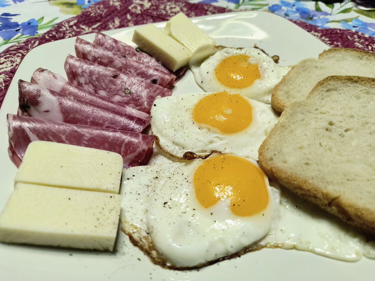 UniqueHiFi's tweet image. Got eggs.
I prefer mine sunny side up. 
#HomeCooking #food