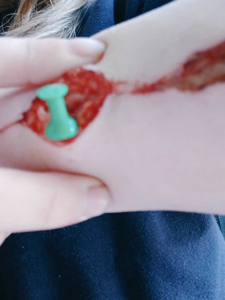 QwQfailure's tweet photo. putting a thumbtack thru my bedrock cut

video + results https://t.co/HGELbOuZtR