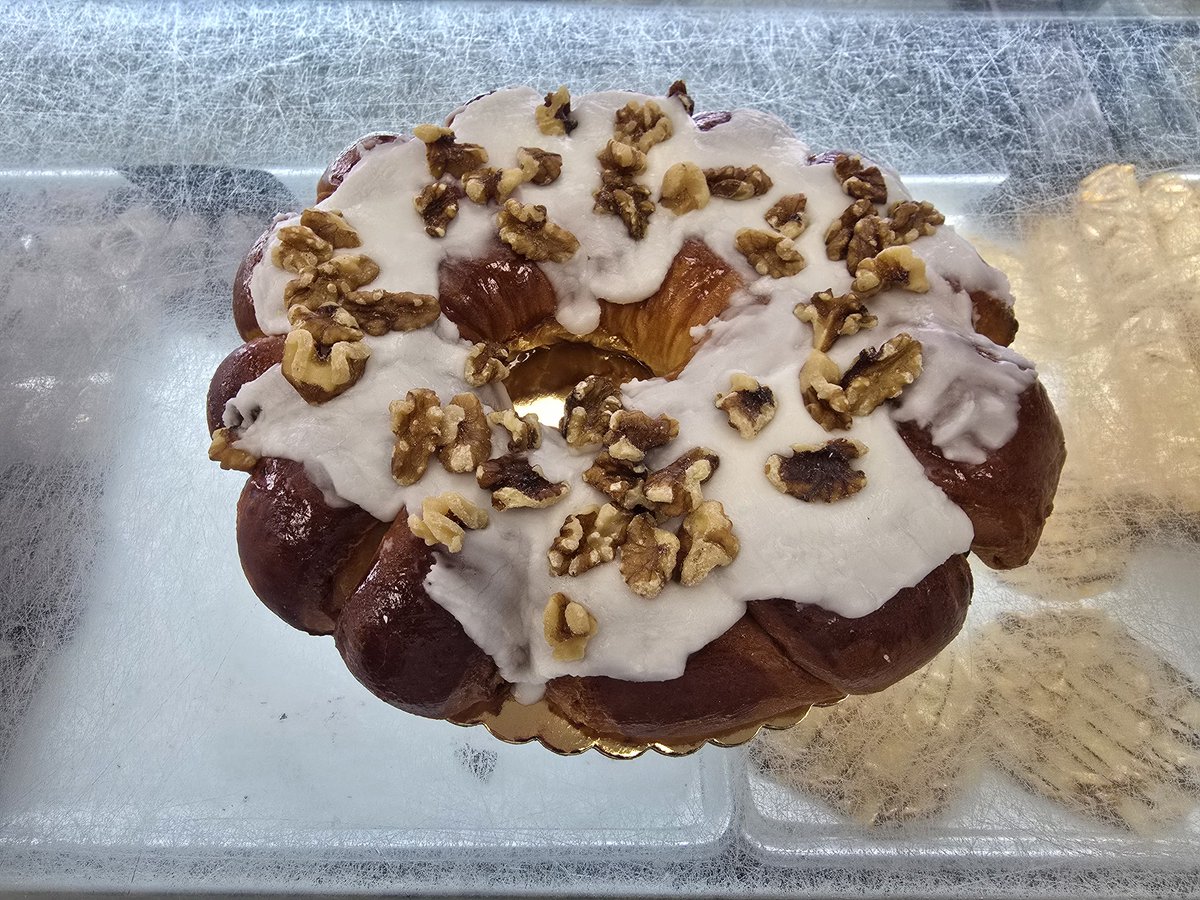 AntoinesPastry's tweet image. Danish Ring! Perfect for any gathering!! Especially for breakfast and brunch! Stop in today!! #antoinespastryshop #danishring #danish #breakfast #brunch #frosting #richthebaker #walnuts #raisins