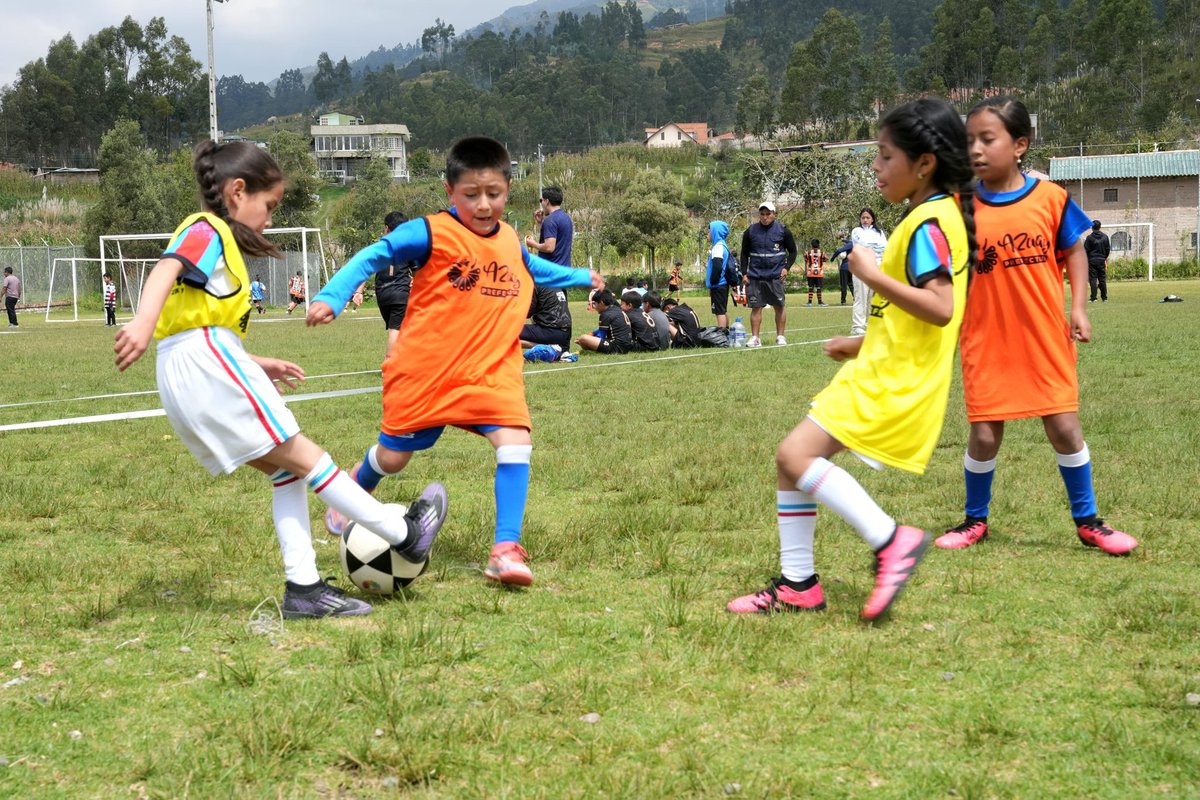 AzuayPrefectura's tweet photo. #EscuelasDeportivas ⚽️

💯 Los niños, niñas y jóvenes de nuestras escuelas deportivas vivieron una mañana de alegría y deporte en el Festival de fútbol Azuay Extremo, en Sinincay. 🥅⚽️

Impulsamos disciplina, compañerismo y pasión por el deporte. 🤜🤛 https://t.co/xlV5kleYGg