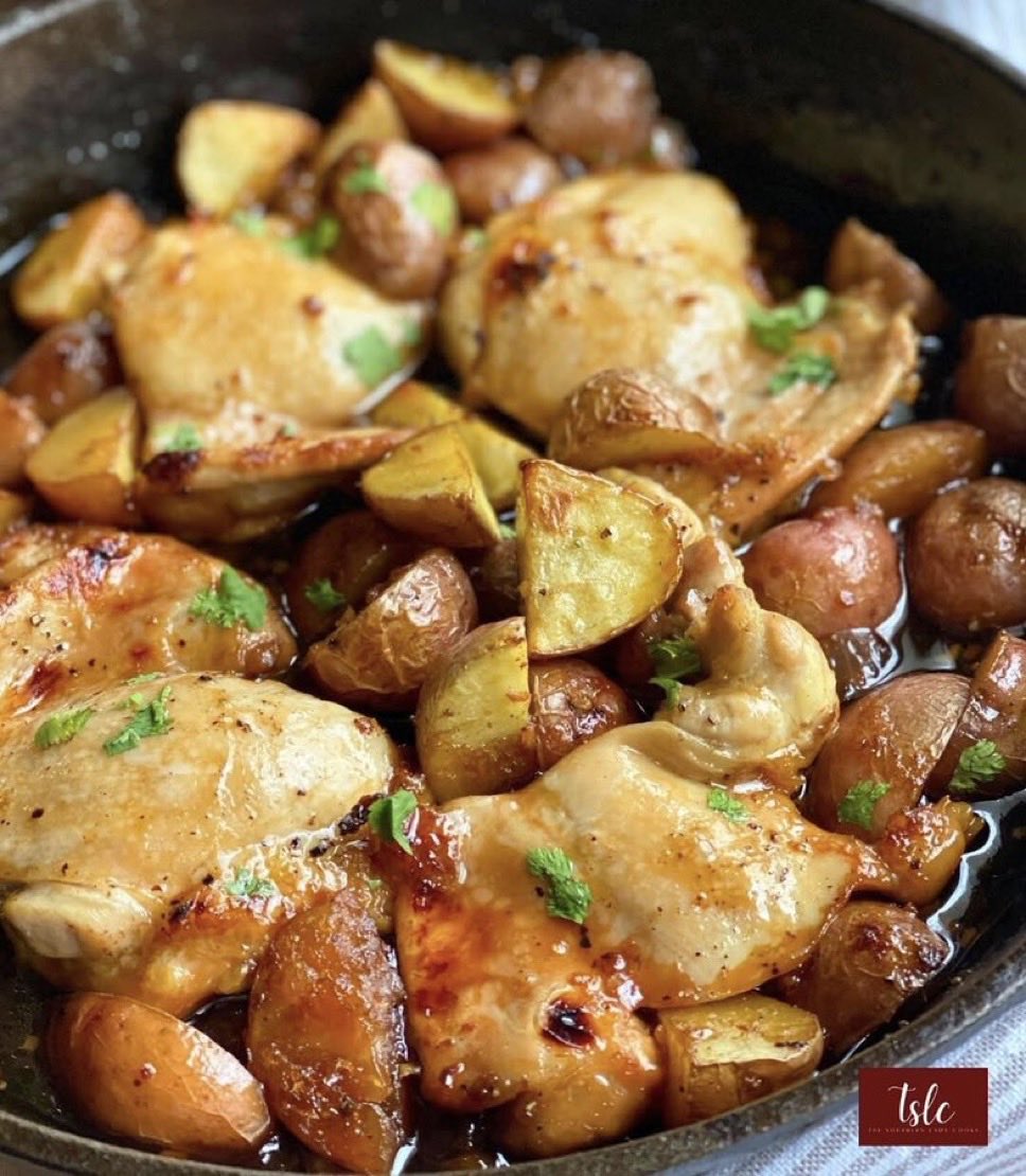 SouthLadyCooks's tweet image. This easy garlic glazed chicken skillet recipe is one your family will love. We make it with potatoes and it's almost like a one pan meal. Add a side salad and you're set! #chicken #dinner 
👉 thesouthernladycooks.com/maple-garlic-g…