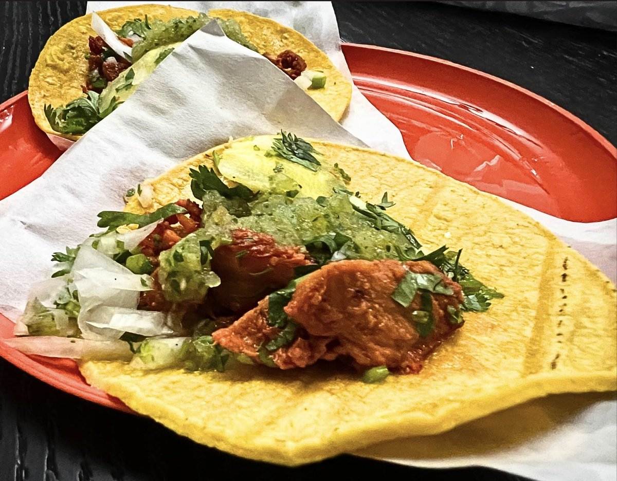 BichoWHS's tweet photo. @hectorcheys 1000%. Cuando te sirven en un plato de plástico color chillón con un papel, sabes que los tacos van ha a estar buenos. https://t.co/L1d0sxMWPE