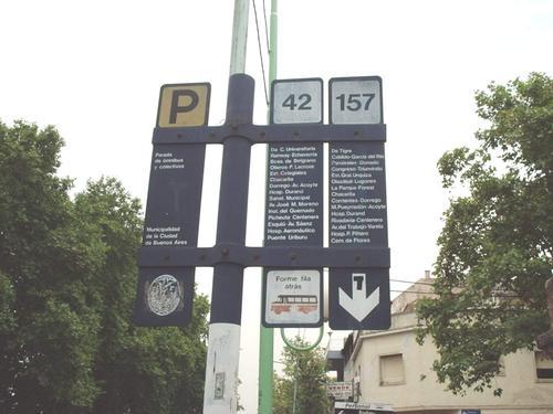 ¡Qué recorrido tenía la 157! Hacia 2009 quedaba casi intacto el recuerdo de su paso por Chacarita en Avenida Dorrego y Rodney. La línea 157 dejó de circular en 1980.
busarg.com.ar/l157.htm