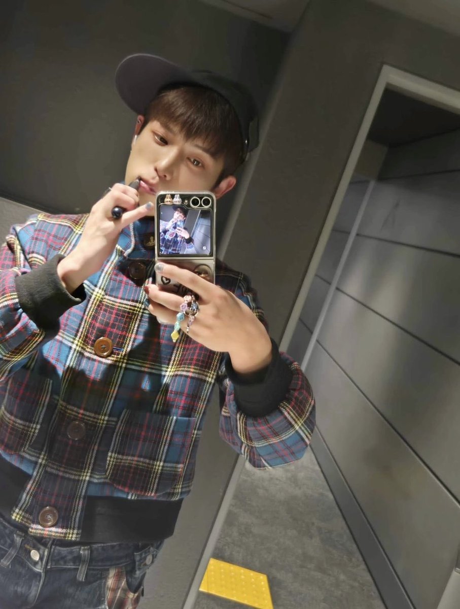 taefxs's tweet image. Here a mirror one..#LunéSelcaDay #LunéJidoriDay #LSD #andTEAM_HARUA