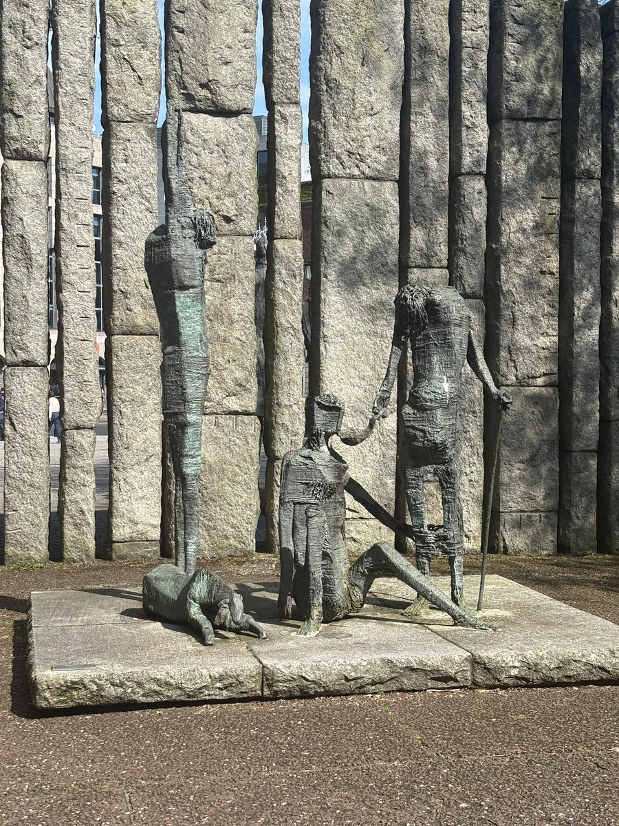 RJPBrownie's tweet image. #ststephensgreen #dublin #ireland 
Walkies in the sun ☀️