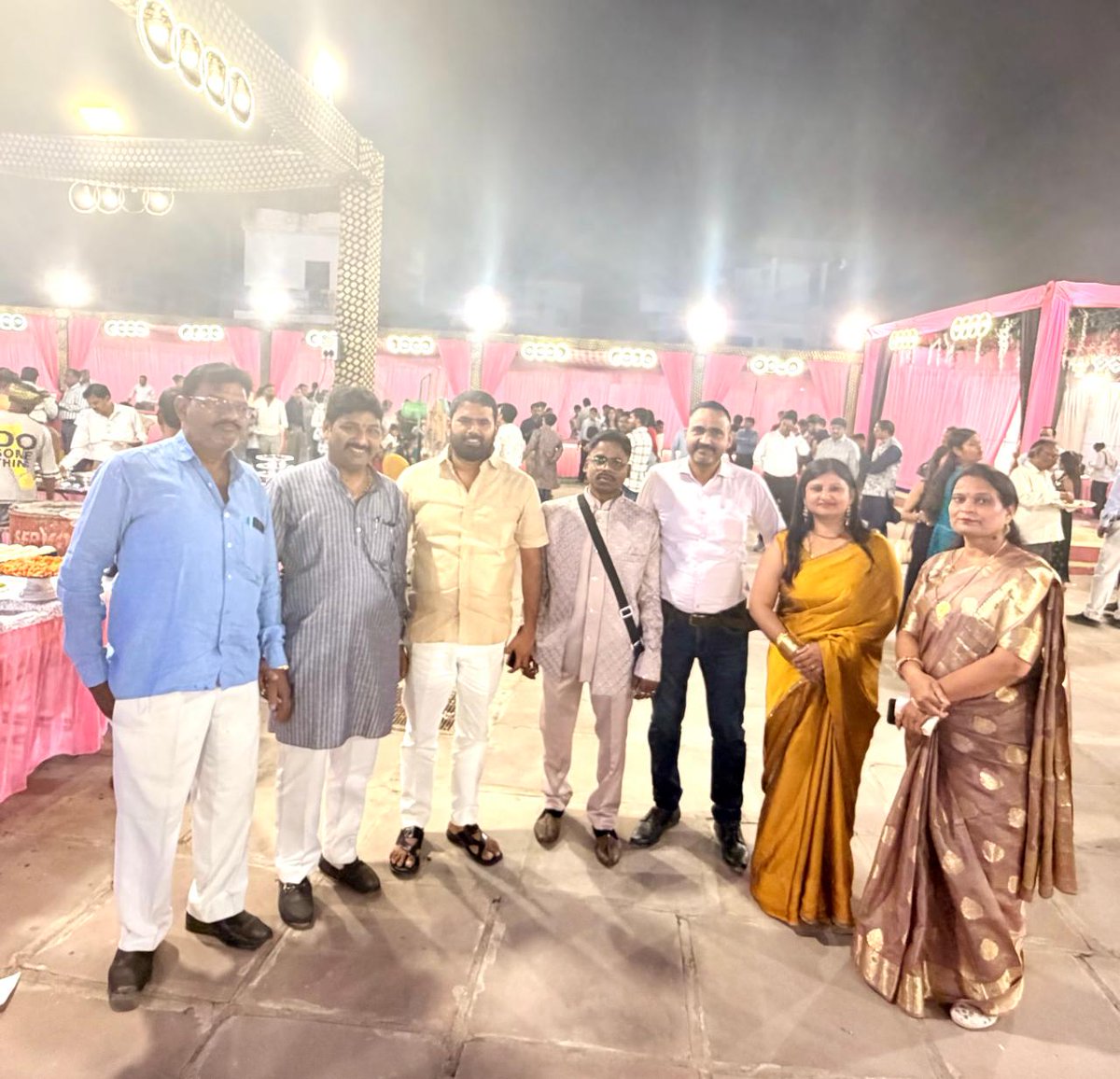 आज अपने प्रयागराज शहर पश्चिमी विधानसभा क्षेत्र के रंजना वाटिका न्याय नगर में विशाल कुशवाहा की बहन के शादी समारोह में सम्मिलित होकर बधाई शुभकामनाएं दी।