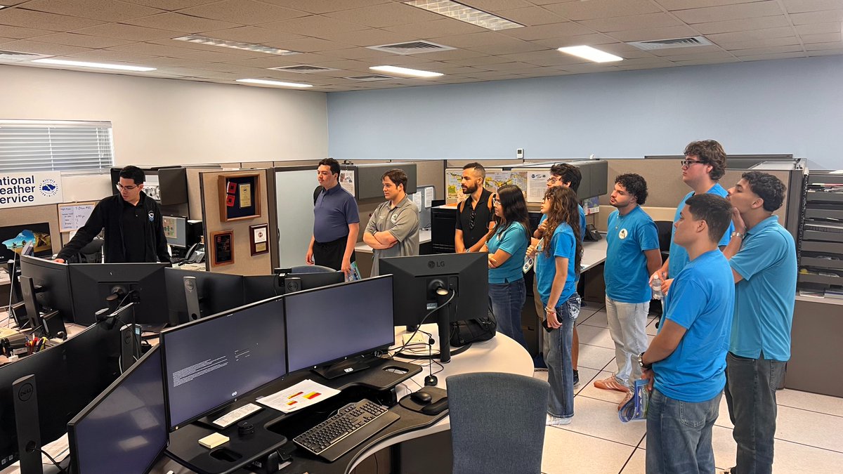 NWSSanJuan's tweet image. Hoy tuvimos el agrado de recibir a estudiantes de la 
@ams_uprm.  Fue un verdadero placer conocerlos. Les deseamos el mayor de los éxitos y confiamos en seguir siendo testigos de su crecimiento profesional.

#SMPR #UPRM #Meteorologia #VisitaEstudiantes #FuturosMeteorologos