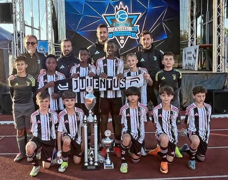 GiovaniBN's tweet image. 🏆 #Juventus, l'#Under10 (Pulcini 2016) di Mr. Giglio prima classificata alLA Bentley Cup di Stoccarda 🇩🇪🥇

SEMIFINALE
✅ 1-0 🆚 Genk

FINALE
✅ 4-0 🆚 Galatasaray

👊 #ForzaJuve ⚪️⚫️