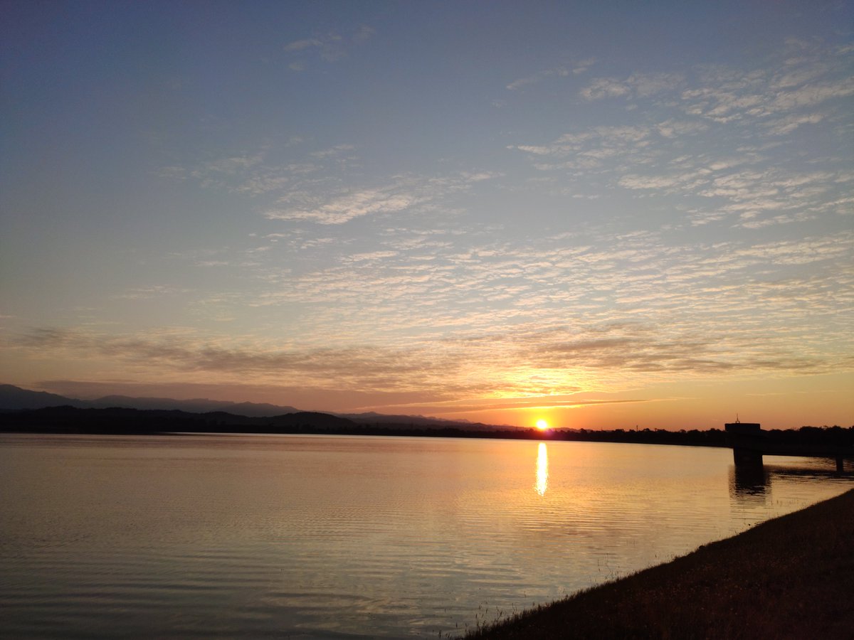 sumitchahal06's tweet image. Golden mornings and glassy waters—pure peace, no filter needed 🌅