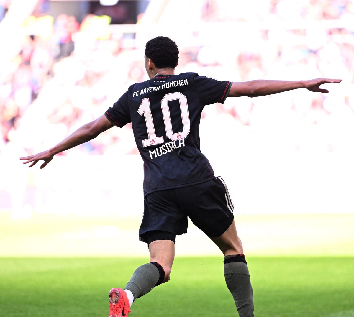 iMiaSanMia's tweet image. 📈 Jamal Musiala's last 5 games for Bayern:

vs Mainz ⚽
vs Leverkusen 🅰️
vs Stuttgart 🅰️
vs Real Madrid 🅰️
vs St. Pauli ⚽🅰️