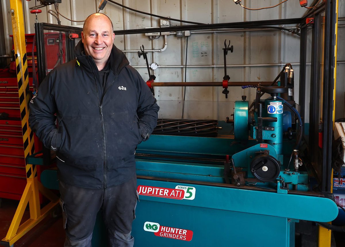 HunterGrinders's tweet photo. It was great to catch up with Stuart Hogg (Course Manager)and Arran Leach (Mechanic) from West Lancs Golf Club last week
Stuart has been using Hunter Grinders for over 30 years and swears by them. Arran has used Hunter Grinders in his workshops since the early days of his career https://t.co/OC7DrgwdKC