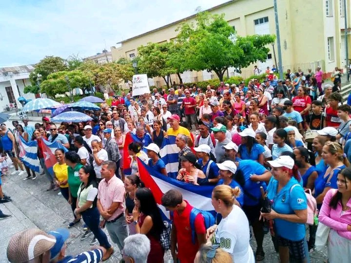 roberto287841's tweet photo. @DMESaguaDeT 
Con #HonorHolguinerolos los educadores desfilaremos   este Primero de Mayo con la voz de la enseñanza, el ejemplo que guía y la fuerza que sostiene los sueños de la Patria porque #UnidosVenceremos
#LaPatriaSeDefiende
#SomosContinuidad
#100AñosConFidel https://t.co/rHbi2TKJeB