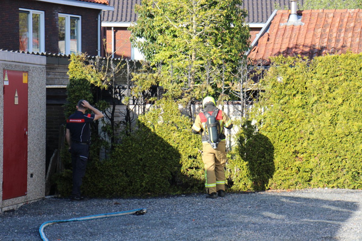 BrandweerArkel's tweet image. Vanavond wederom #Prio1 gealarmeerd. In Arkel vatte een coniferen haag vlam en sloeg al snel over naar een schuur. Door snel optreden van buurtbewoners werd erger voorkomen en hebben wij nageblust. Ondanks de snelle inzet aanzienlijke schade. Foto’s: @ZHZActueel