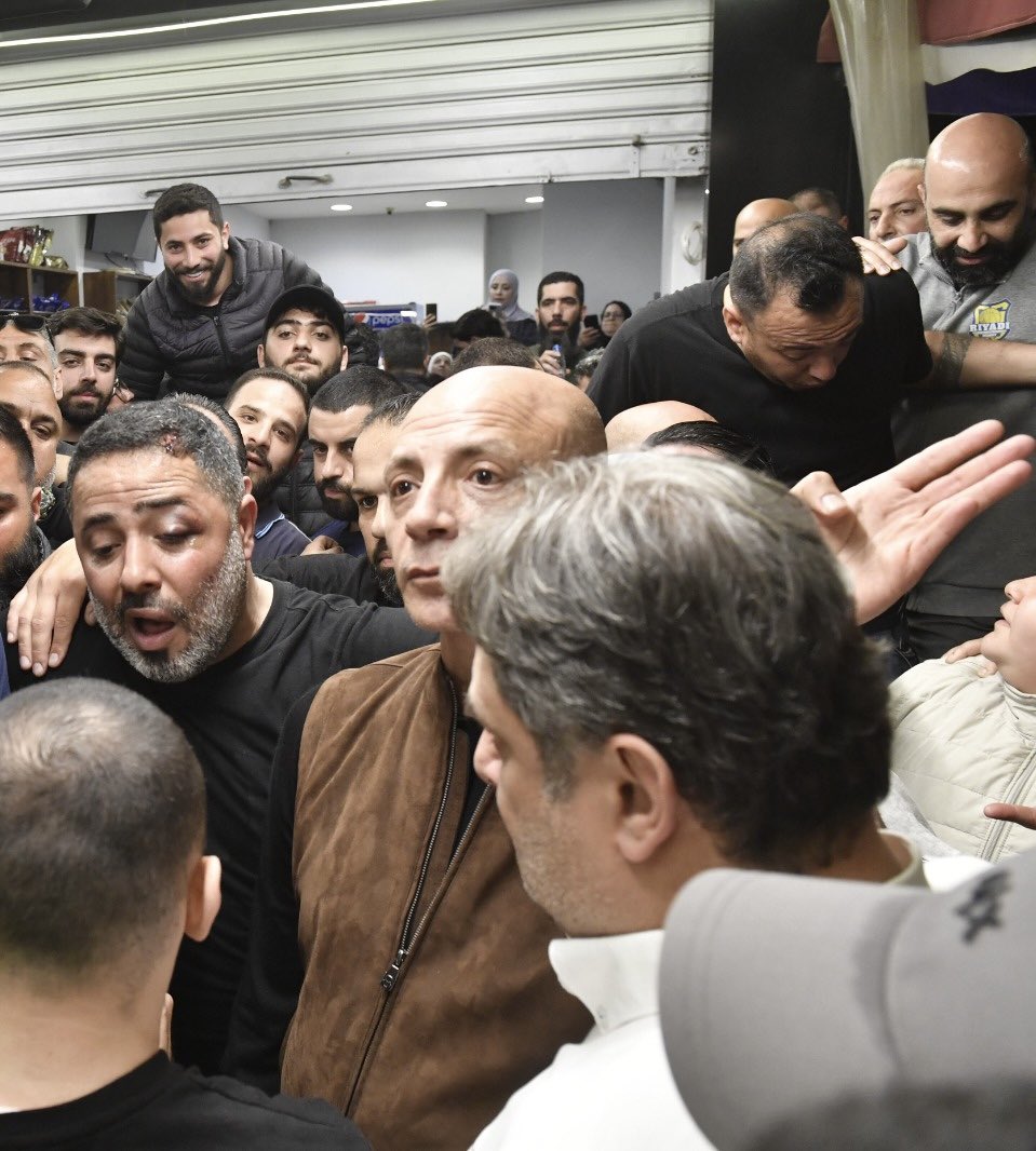 من #شباب_بيروت مدينة العز والصمود نرفع أسمى آيات الإجلال والتقدير لرجال الخط الأول الحماة الحقيقيين لأهلها وكرامتها. 
تحية فخر واعتزاز للبطل ابن بيروت البار القائد #أحمد_هاشمية الذي كان ولا يزال درعًا يحمي، وصوتًا يصدح بالحق، ورمزًا للشجاعة والثبات في أصعب الظروف.
<a href="/ahmadhachmieh/">Ahmad Hechmieh- احمد هاشمية</a>