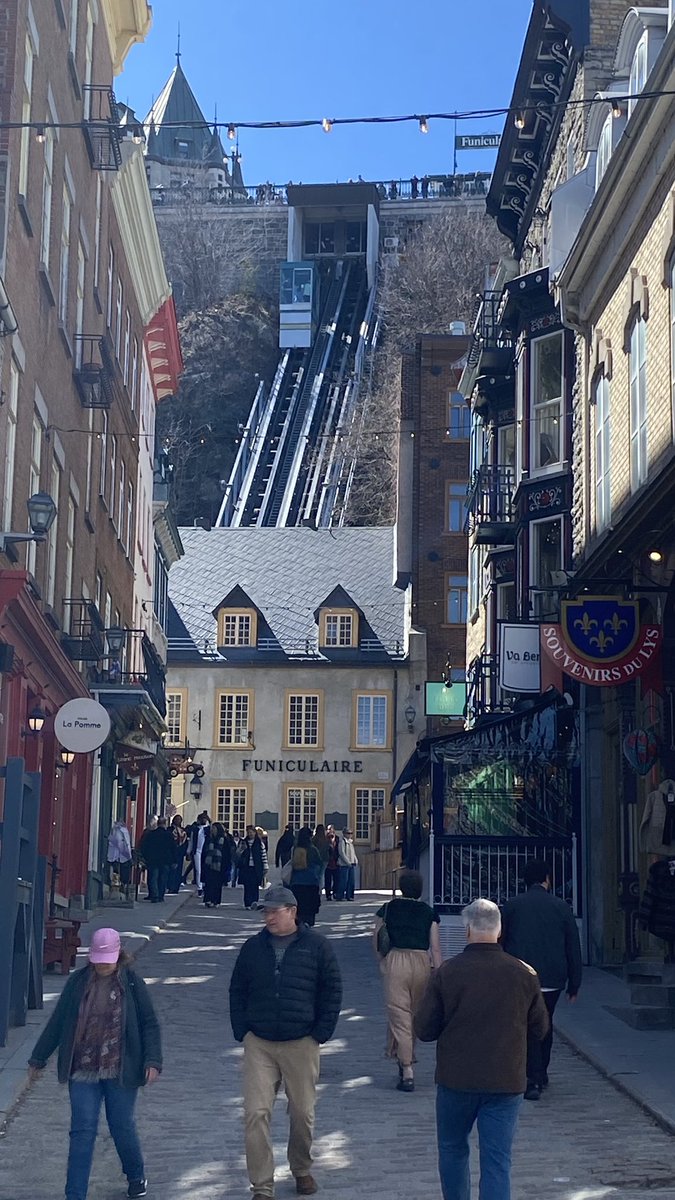 JB22103's tweet photo. Aujourd’hui virée dans le vieux Québec. Au hasard de mes pérégrinations je eu la chance de rencontrer et de serrer la pince de Joseph #Facal . https://t.co/x4v2qkT7Ch