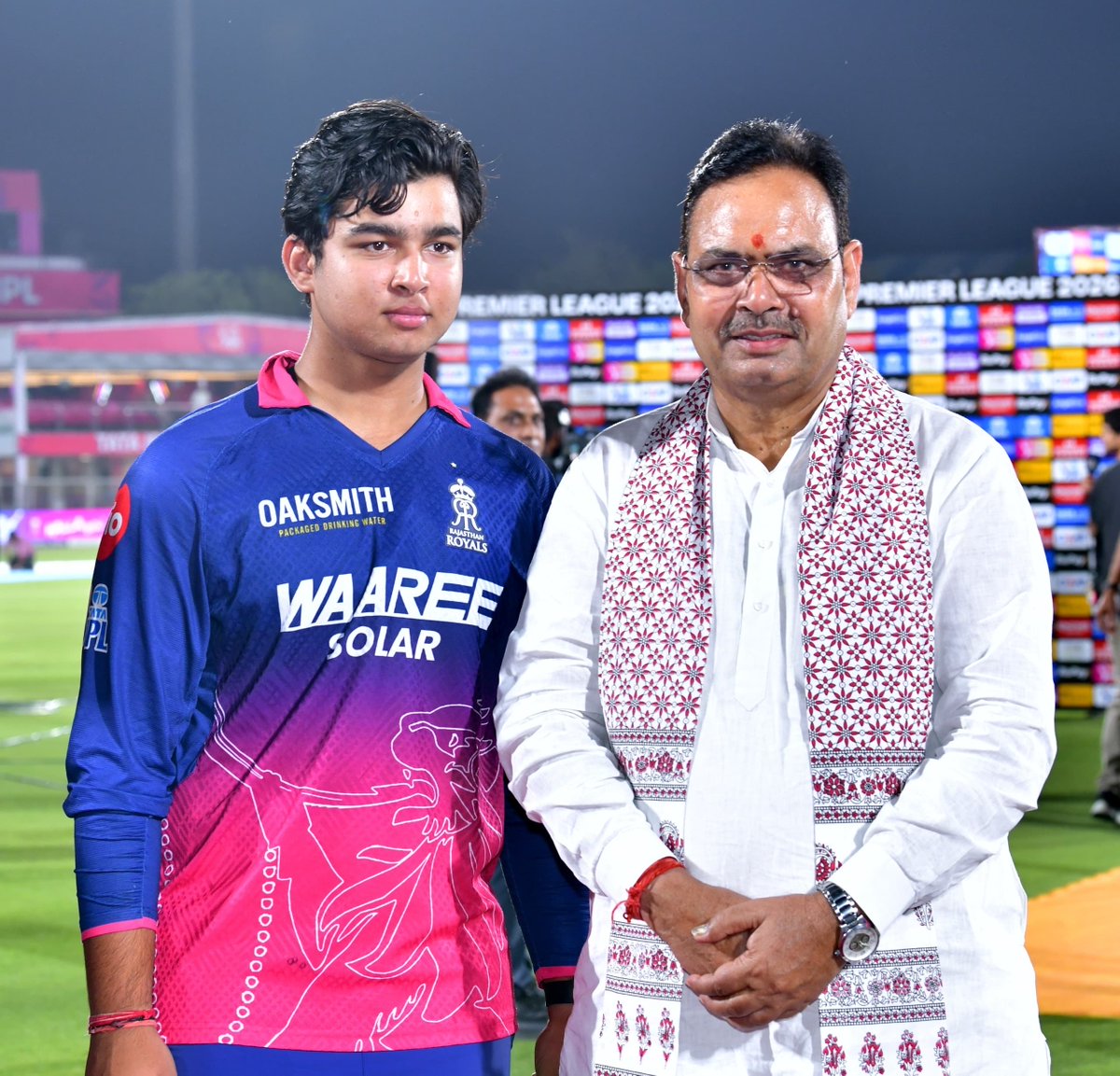 सवाई मानसिंह स्टेडियम, जयपुर में आयोजित इंडियन प्रीमियर लीग-2026 के अंतर्गत राजस्थान रॉयल्स एवं सनराइजर्स हैदराबाद के बीच खेले गए मैच में खिलाड़ियों का उत्साहवर्धन किया।

खेल केवल प्रतिस्पर्धा का माध्यम नहीं, बल्कि यह युवाओं में अनुशासन, परिश्रम और टीम भावना को सुदृढ़ करने का एक